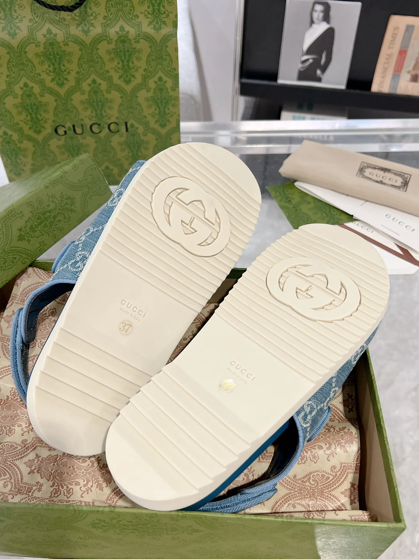 👟👟Ex-factory price 520👟👟 The latest Guccl24ss new product Double G women's Velcro sandals 😎 These flat sandals are designed with Velcro straps, which are modern and sporty, bringing comfort. This accessory is crafted from light blue and ivory white GG denim fabric. The upper straps are decorated with elegant Double G-shaped accessories, showing a unique style. Gucci’s classic presbyopic cloth surface…hot diamond surface…TPU non-slip outsole…ZP molded midsole feet…original metal buckle/rhinestone surface Code number: 35 to 42 (41.42 is custom-made and cannot be returned or exchanged)